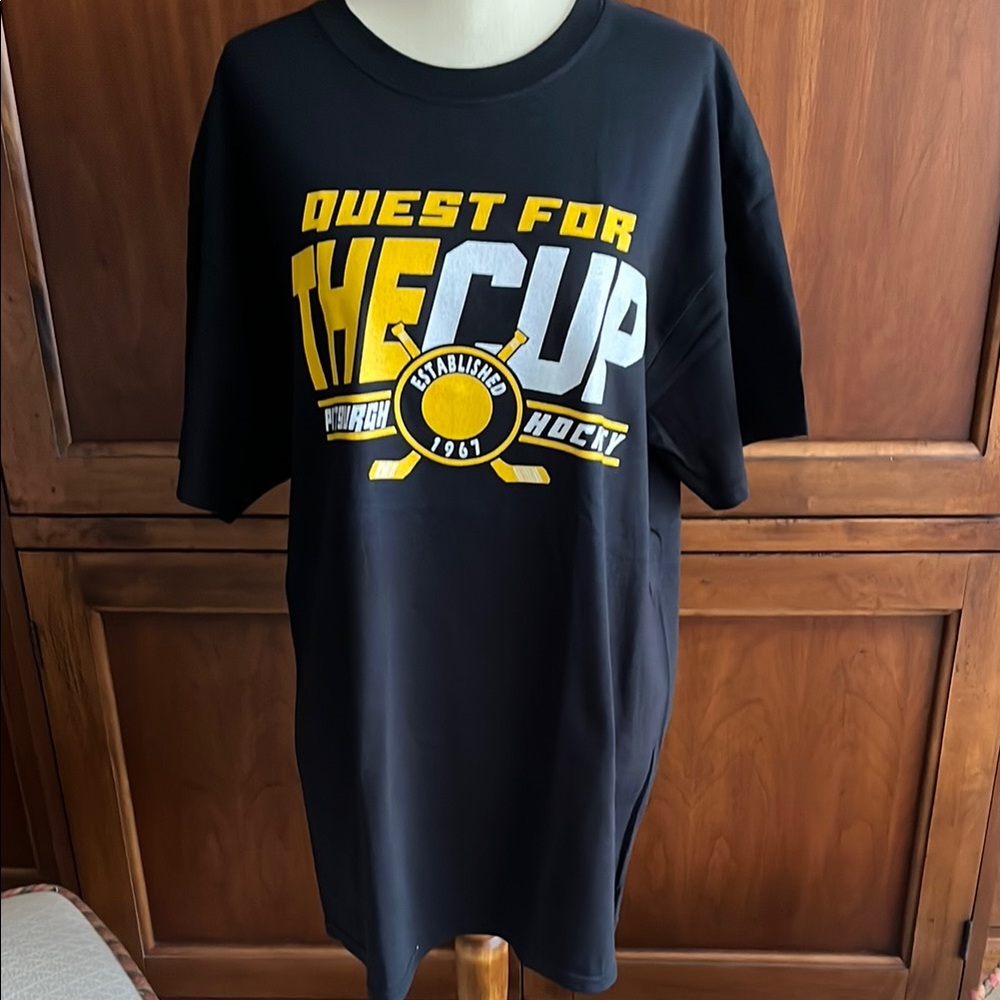 ✨5 for $25✨Pittsburgh Penguins Black and Yellow Graphic T-Shirt NWOT